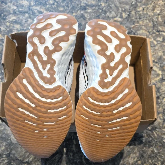 Women's Nike Sneakers 9.5 New - Picture 3 of 4